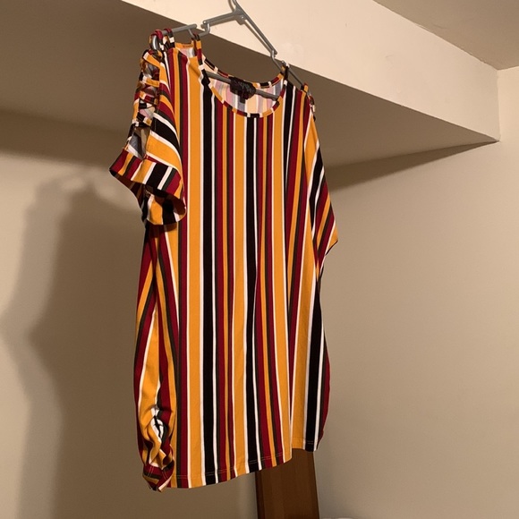 NWOT! SayAnyThing size woman’s plus 2x blouse. Striped blouse. Slit sleeves. - Picture 2 of 7
